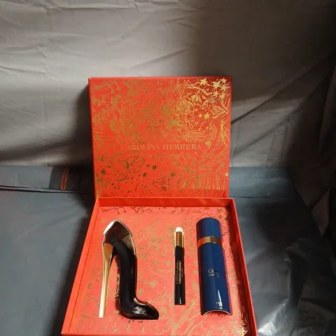 CAROLINA HERRERA GIFT SET – LIPSTICK, FRAGRANCE BOTTLE & SHOE‑SHAPED ACCESSORY IN RED DECORATIVE BOX 