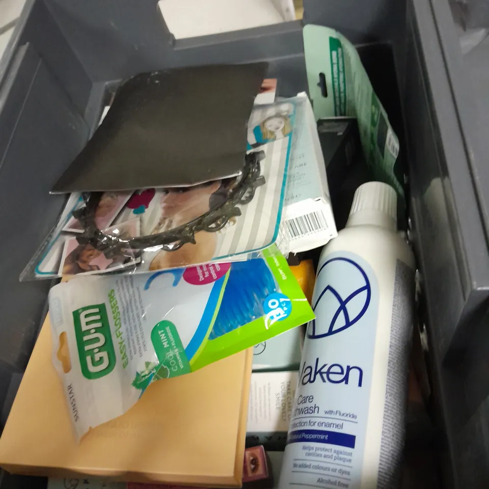 APPROXIMATELY 20 ASSORTED HEALTH & BEAUTY PRODUCTS TO INCLUDE SQUATCH MENS CONDITIONER, BEPANTHEN PLUS CREAM AND AWAKEN MOUTHWASH