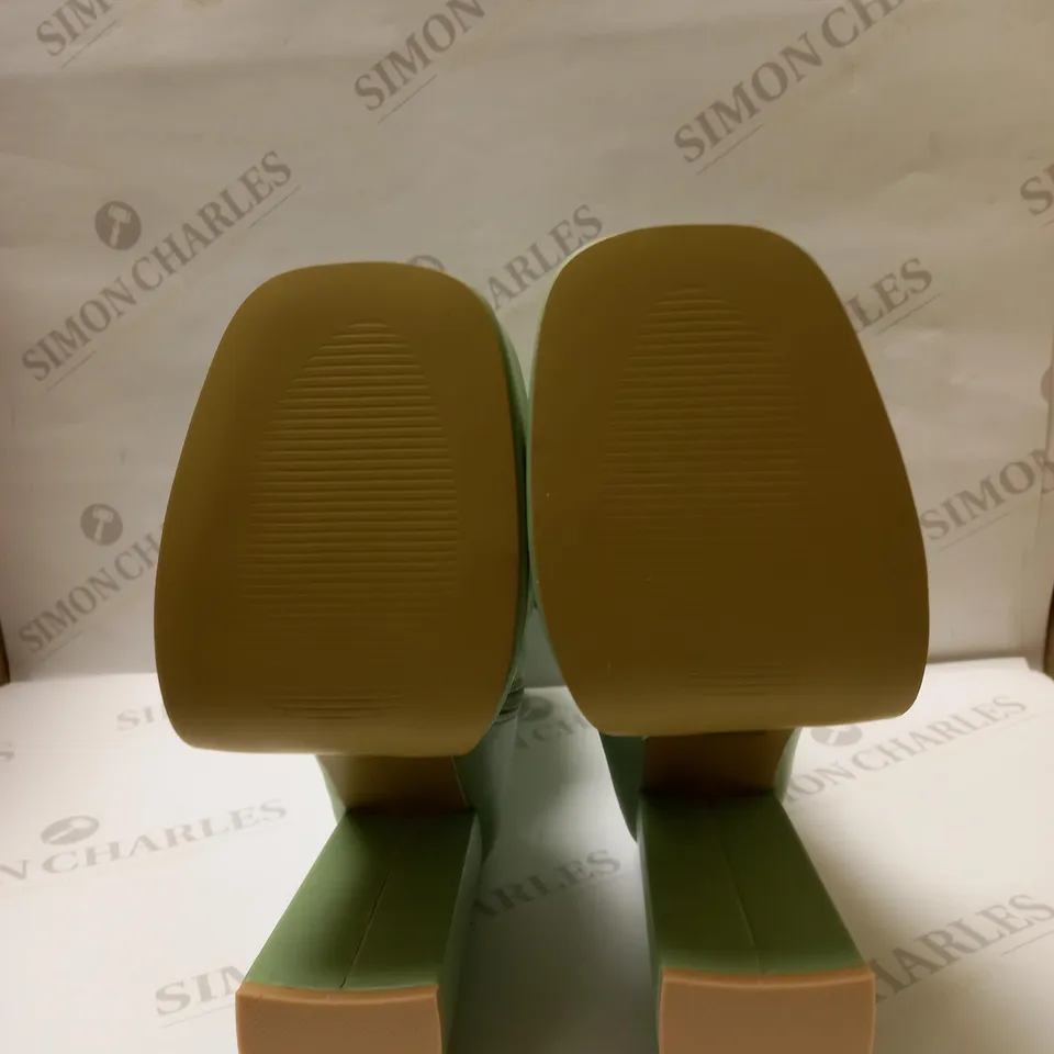 DESIGNER KOI LEXUS GREEN PLATFORMED HEELED BOOTS SIZE 9 