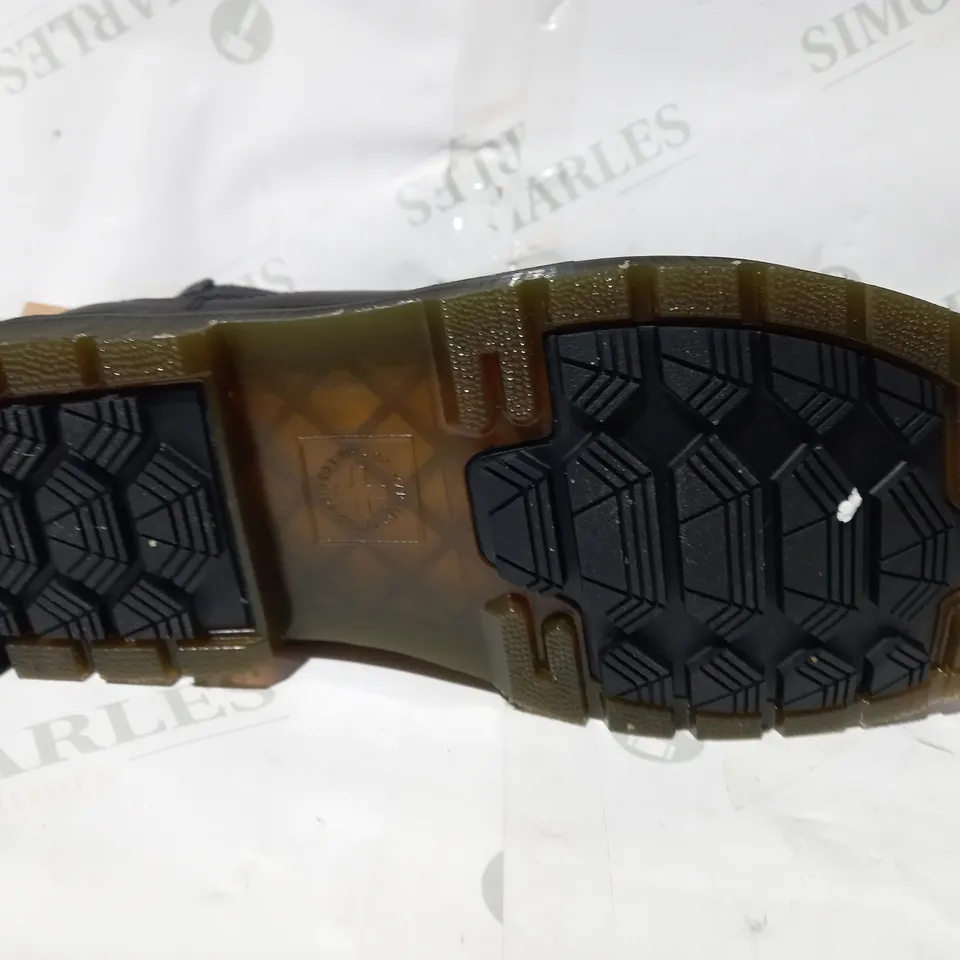 BOXED PAIR OF DR MARTENS BOOTS IN BLACK UK SIZE 9