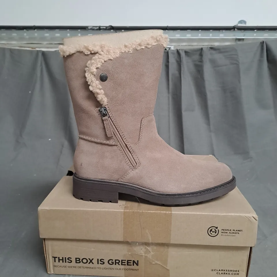 BOXED PAIR OF CLARKS OPAL BOOTS IN PEBBLE UK SIZE 6