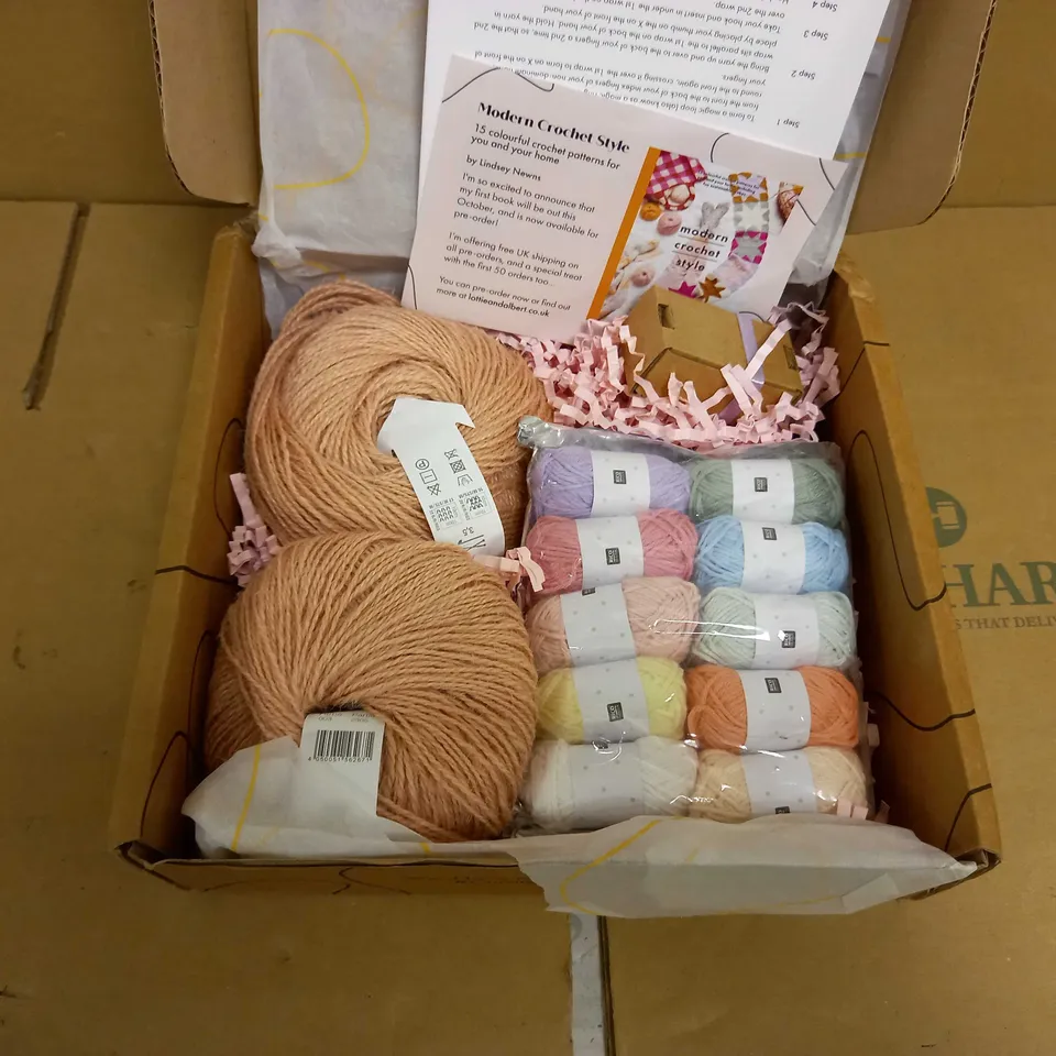 BOX OF ASSORTED BALLS OF WOOL IN ASSORTED COLOURS TO INCLUDE DEBBIE BLISS WOOL, MILLAMIA, STYLECRAFT SPECIAL WOOL