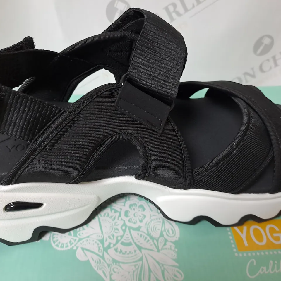 BOXED CALI FROM SKECHERS IN BLACK SIZE 6