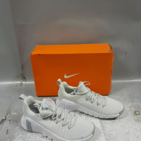 BOXED PAIR OF NIKE WOMENS METCON 6 SILVER UK 5.5