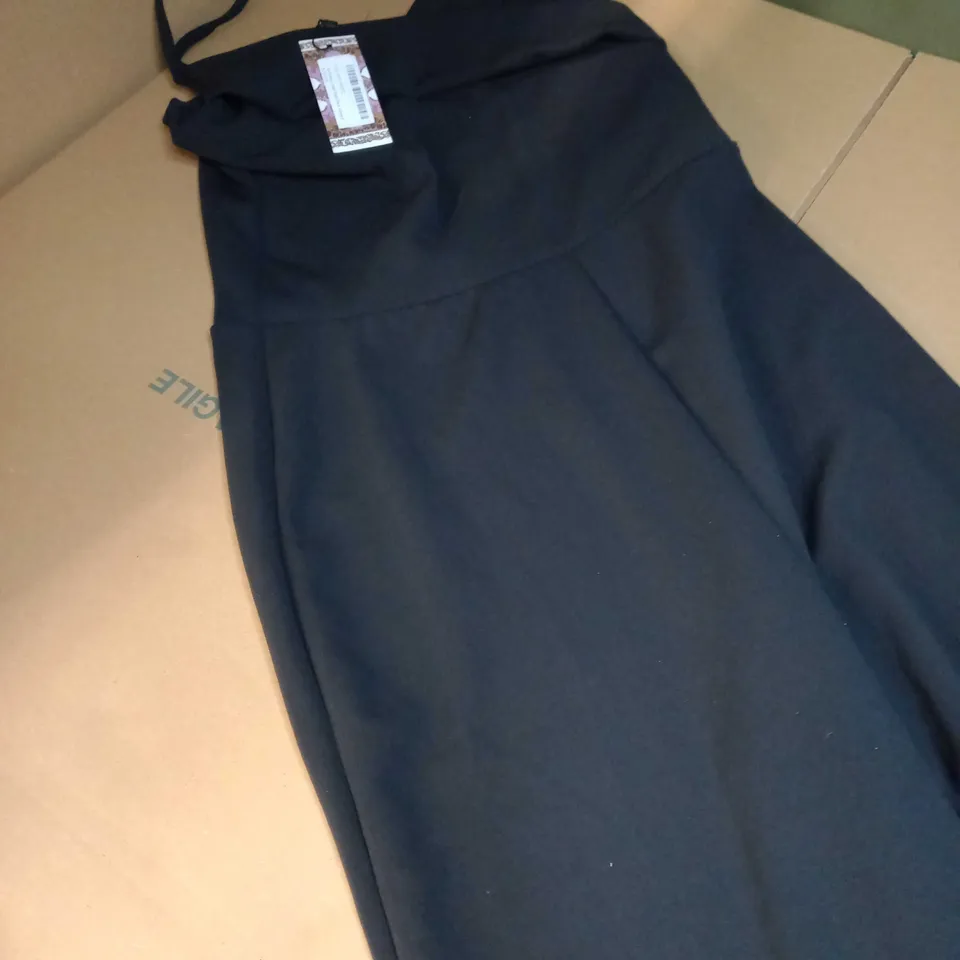 BOOHOO BLACK STRAPPY LAPEL DETAIL FLARE JUMPSUIT - SIZE 16