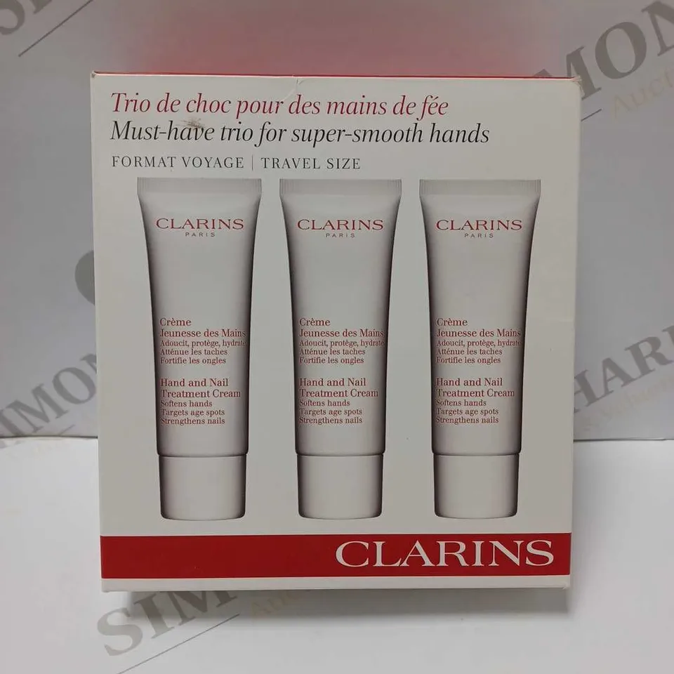CLARINS MUST-HAVE TRIO FOR SUPER SMOOTH HANDS SKINCARE SET 