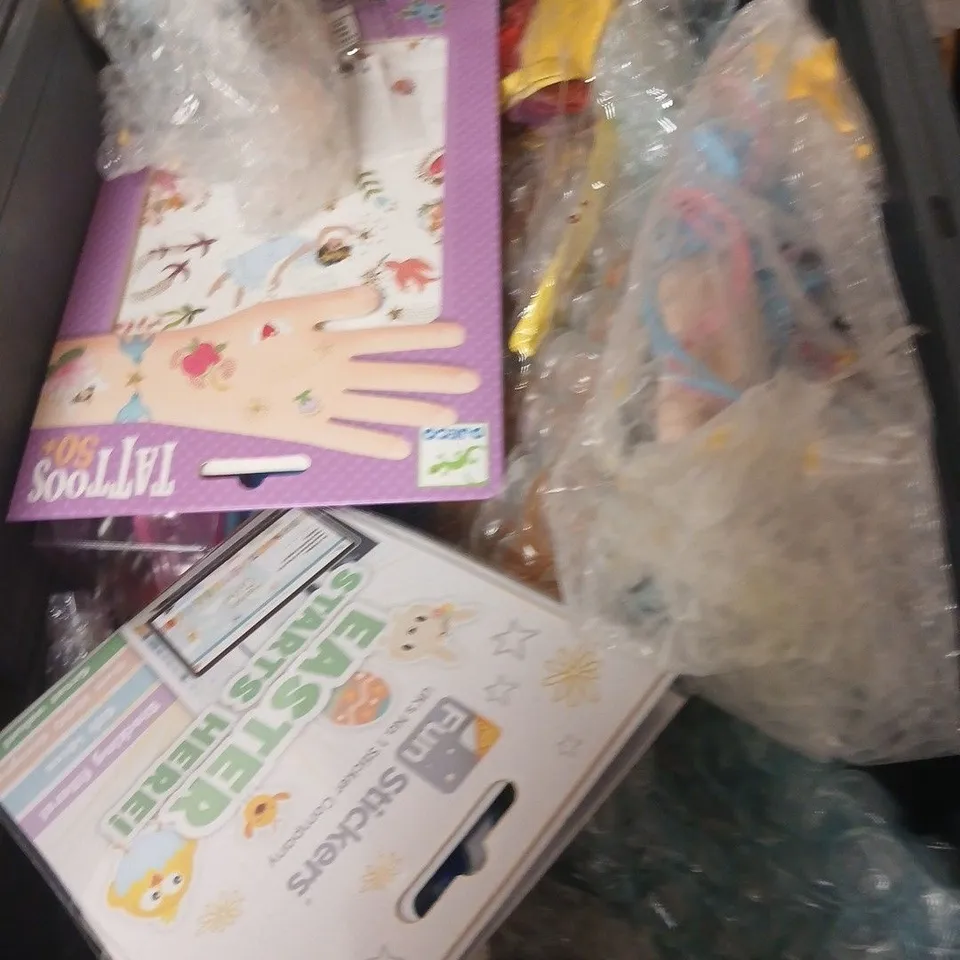 APPROXIMATELY 10 ASSORTED TOYS AND GAMES TO INCLUDE TATTOO SET, CRAFTS, SQUEEZE TOY ETC