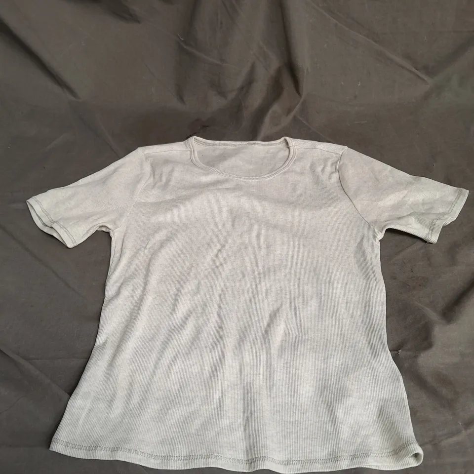 GYMSHARK SHORT SLEEVE TOP IN LIGHT GREY MARL SIZE M