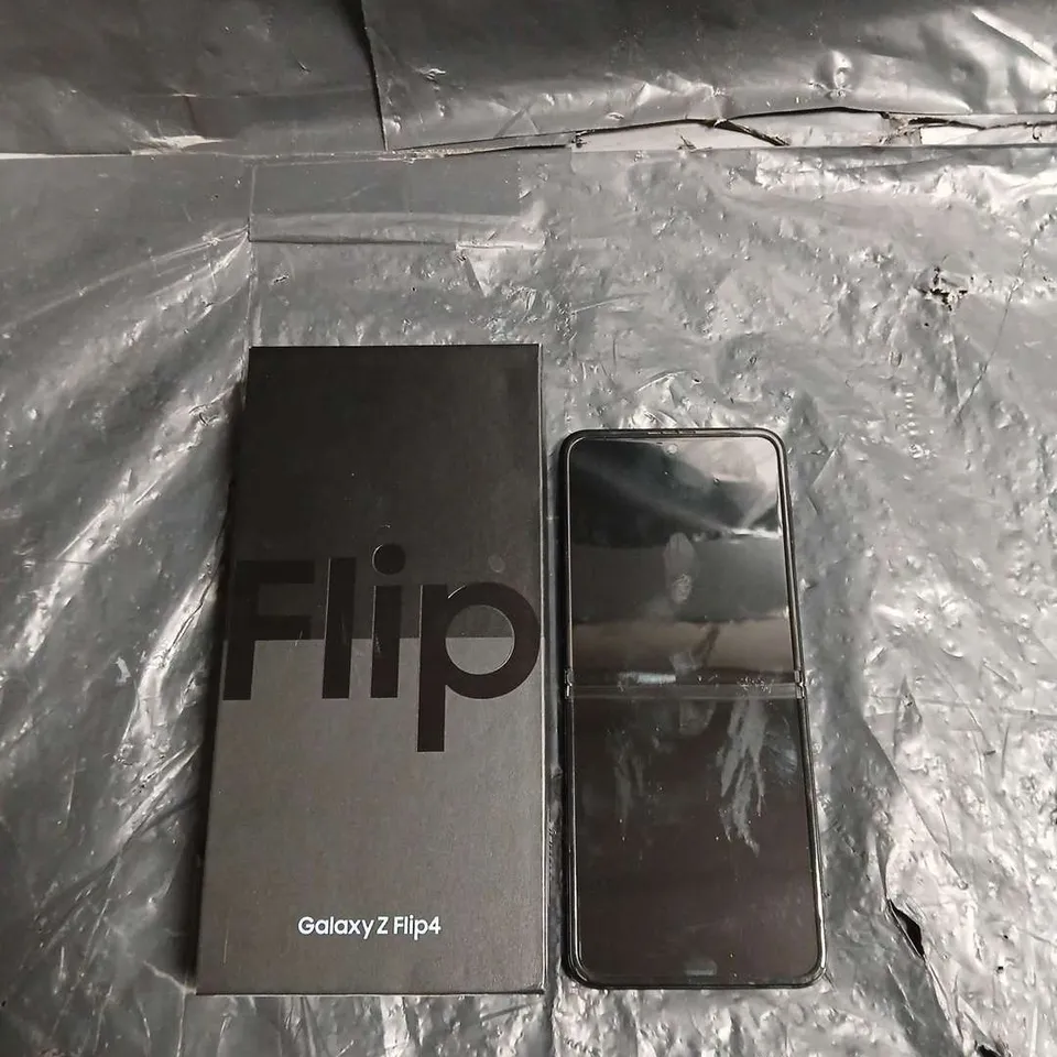 SAMSUNG GALAXY Z FLIP4 – BLACK (BOXED) - MODEL SM-F721B
