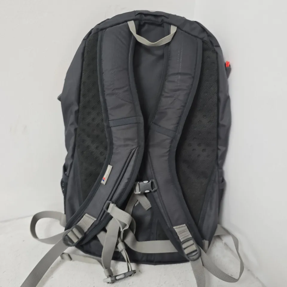 BERGHAUS TWENTYFOURSEVEN LIGHTWEIGHT DAYPACK GREY