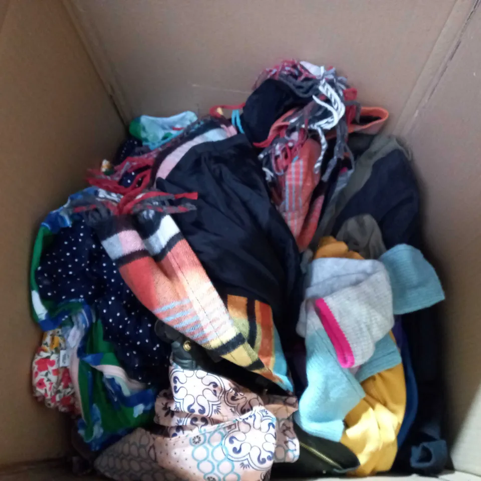 BOX OF APPROX 30 ASSORTED CLOTHING ITEMS TO INCLUDE - D&CO - CUDDLDUDS - KIM&CO ECT