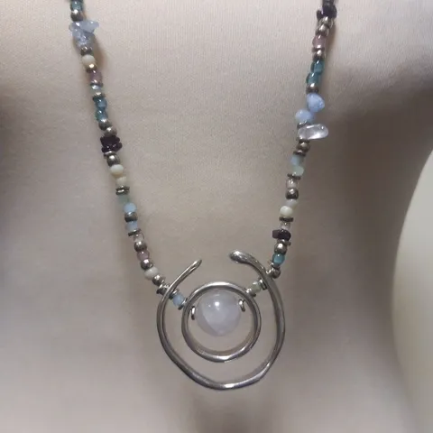 BAGGED UNO DE 50 CRYSTAL NECKLACE