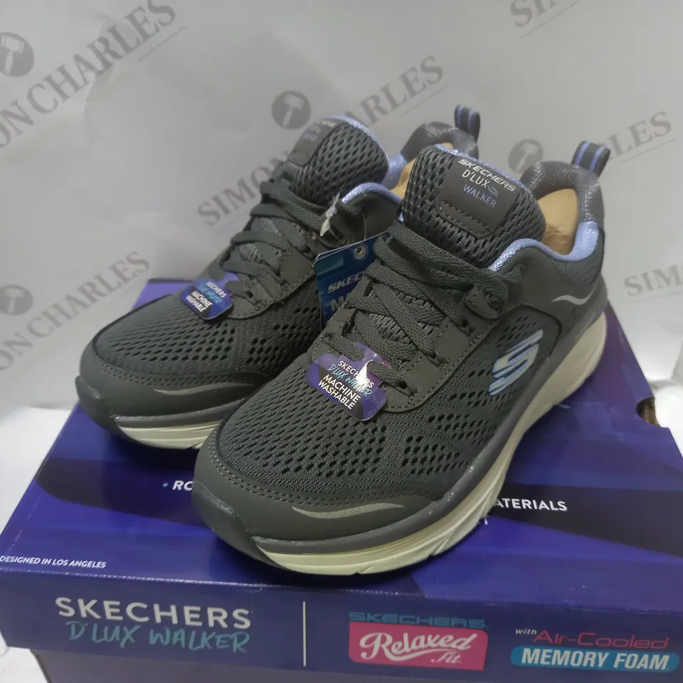 BOXED WOMANS SKETCHERS MACHINE WASHABLE - SIZE 8