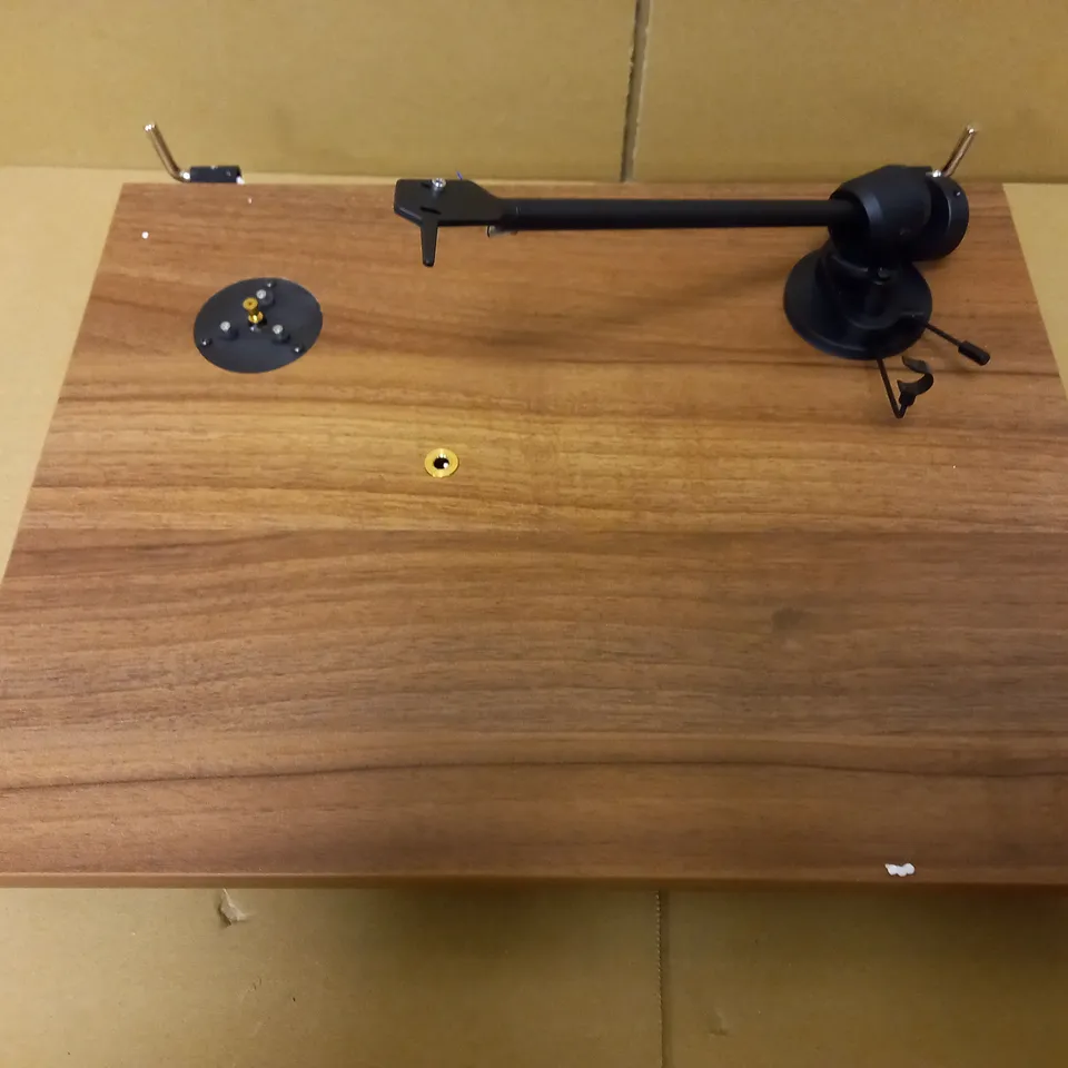 PRO-JECT E1 TURNTABLE 