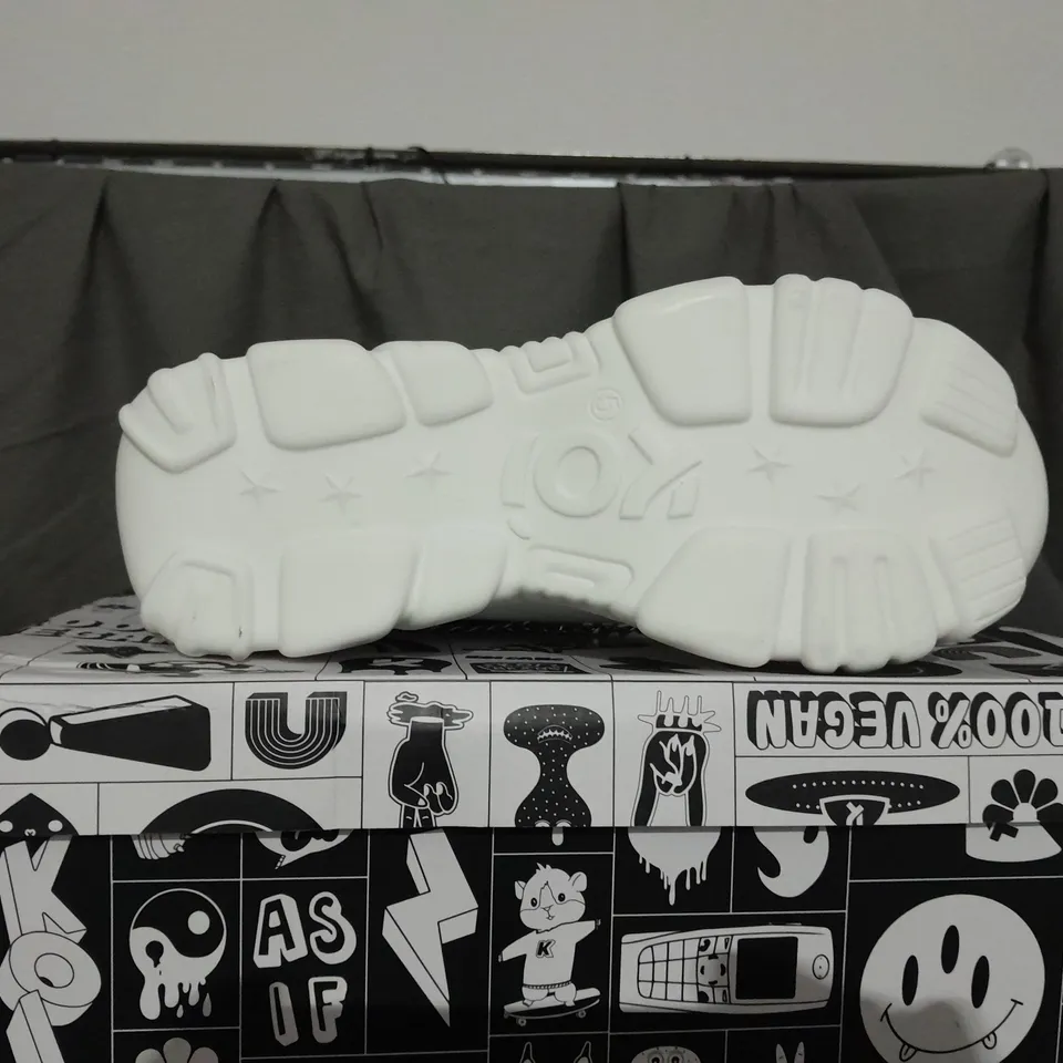 BOXED PAIR OF KOI BOOTS IN WHITE SIZE 5