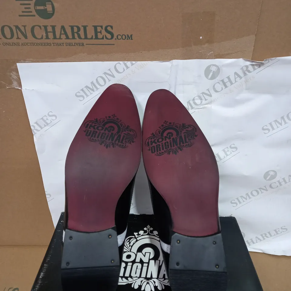 PAIR OF BOXED IKON ORIGINAL THE JAM SHOE BLACK AND WHITE MOD SHOE SIZE 10
