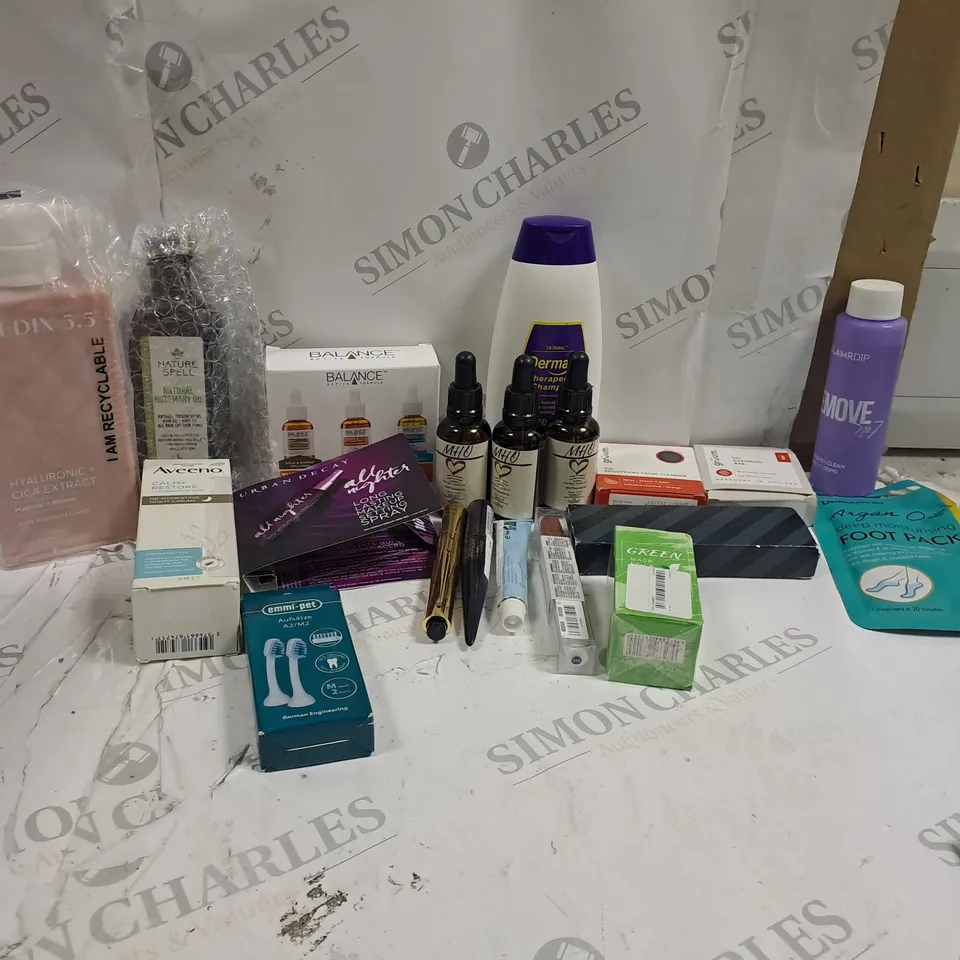 BOX OF APPROXIMATLY 20 ASSORTED ITEMS TO INCLUDE MEDIX, AVEENO, HARRYS ETC