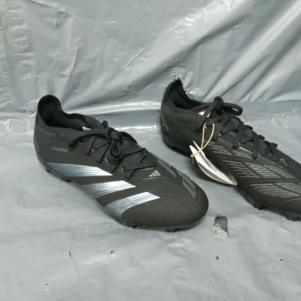 BOXED PAIR OF ADIDAS Men's Predator 20.2 Firm Ground Football Boots - Black - UK 9 