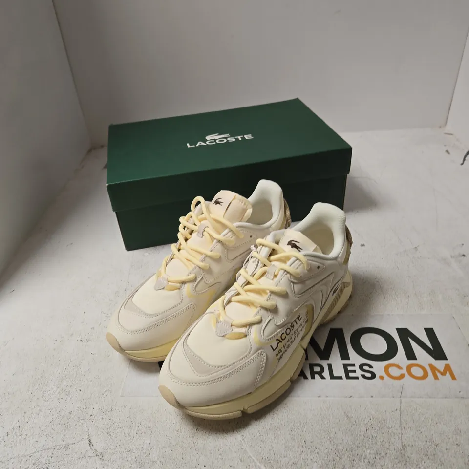 LACOSTE L003 NEO 125 3 SMA SNEAKERS – OFF-WHITE/TAN TEXTILE, UK 9.5 (EU 44)