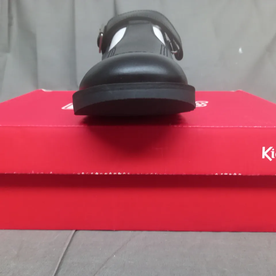 BOXED PAIR OF KICKERS KIDS SCHOOL SHOES IN BLACK EU SIZE 39 
