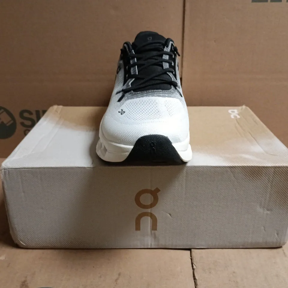 BOXED PAIR OF ON CLOUDTILT TRAINERS IN BLACK/IVORY SIZE UK 6