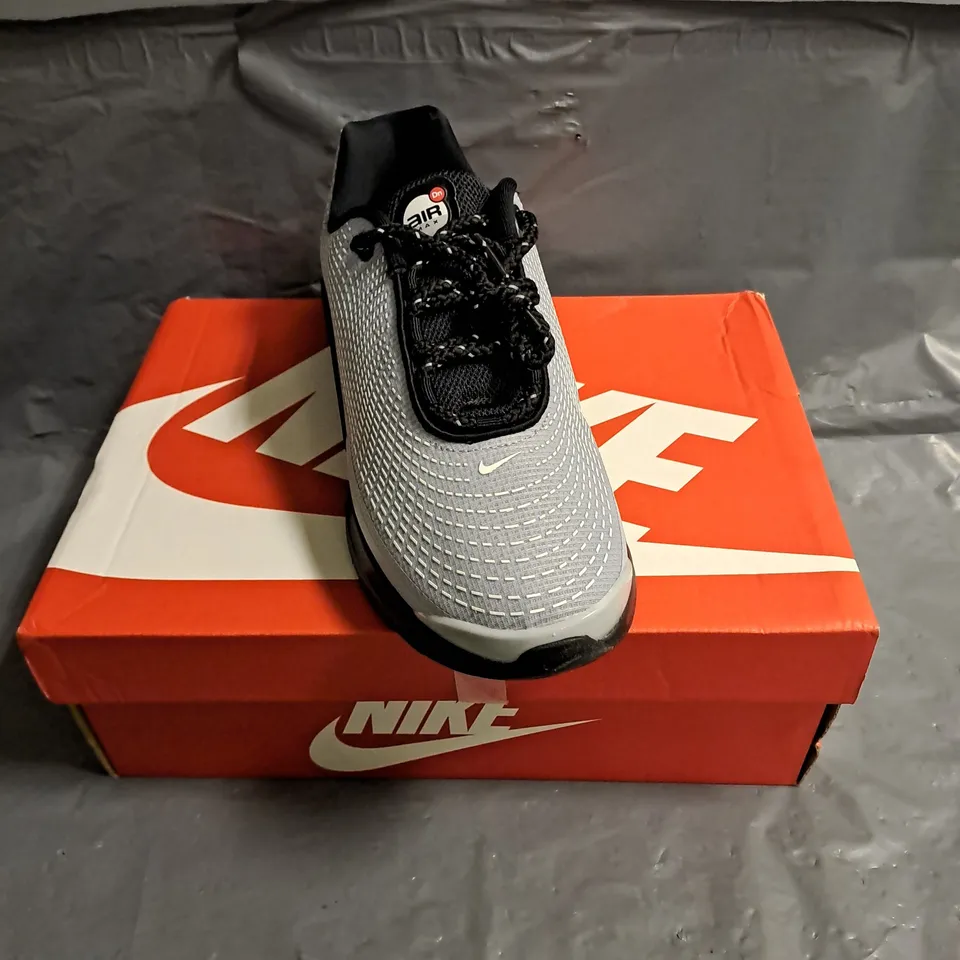 BOXED PAIR OF NIKE AIR MAX DN TRAINERS IN WOLF GREY BLACK SIZE UK 4.5
