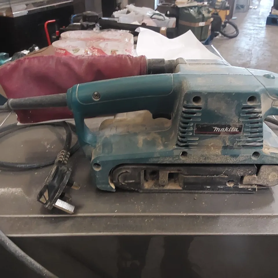 MAKITA 9911 BELT SANDER 