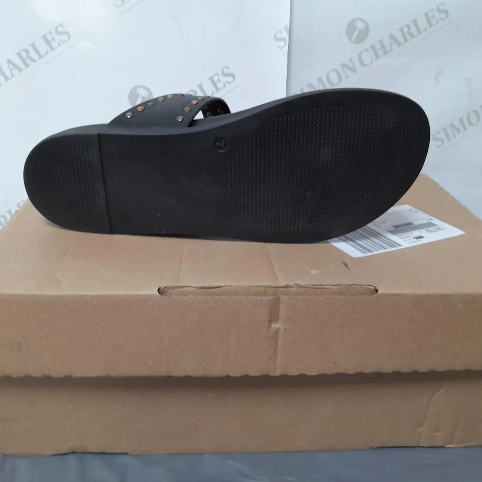 JD WILLIAMS LADIES BLACK FLIP FLOPS WITH STUDDED DETAILS SIZE 7