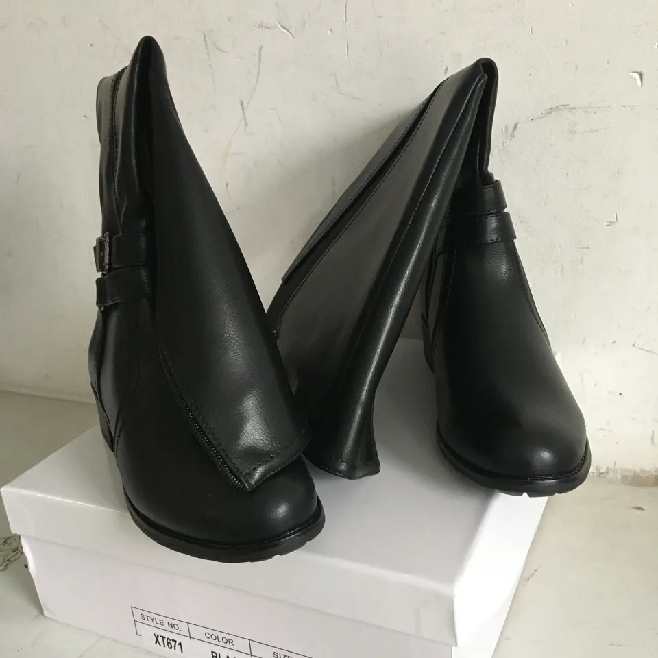 BOXED PAIR OF SIZE 39 BLACK KNEE-HIGH FAUX LEATHER BOOTS