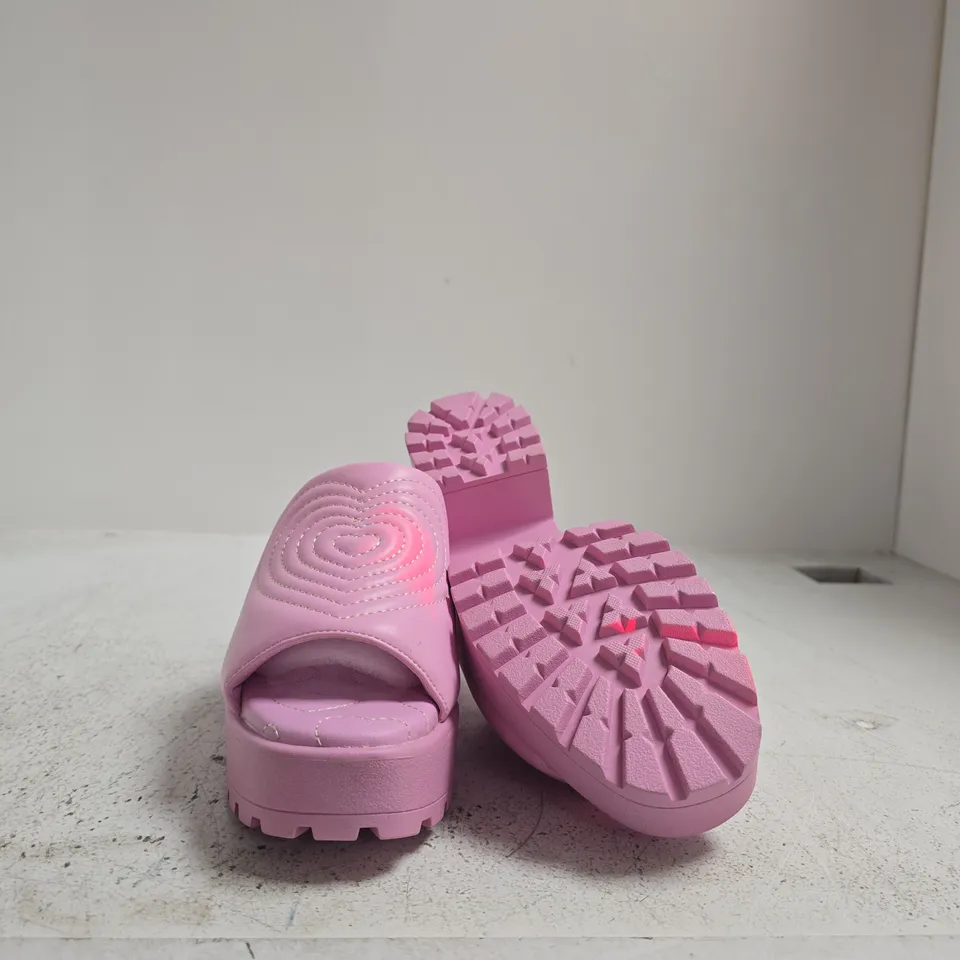 POLLY POCKET PINK PLATFORM SANDAL KOI – MATTEL 2026 SIZE 6