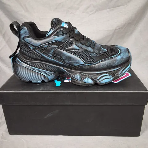 BOXED KOI HATSUNE MIKU CHUNKY TRAINERS IN BLACK/BLUE - UK 7