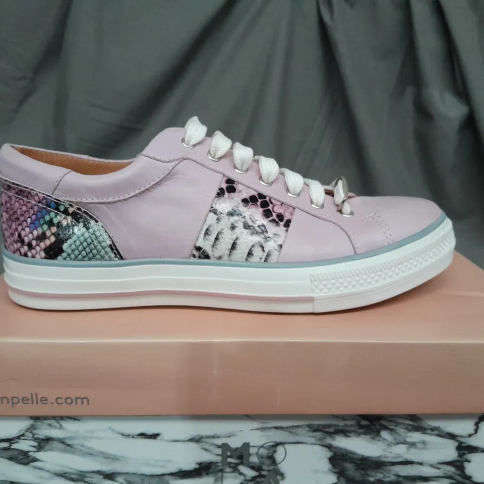 BOXED PAIR OF MODA IN PELLE ASTRIPE PINK LEATHER TRAINERS - SIZE 39