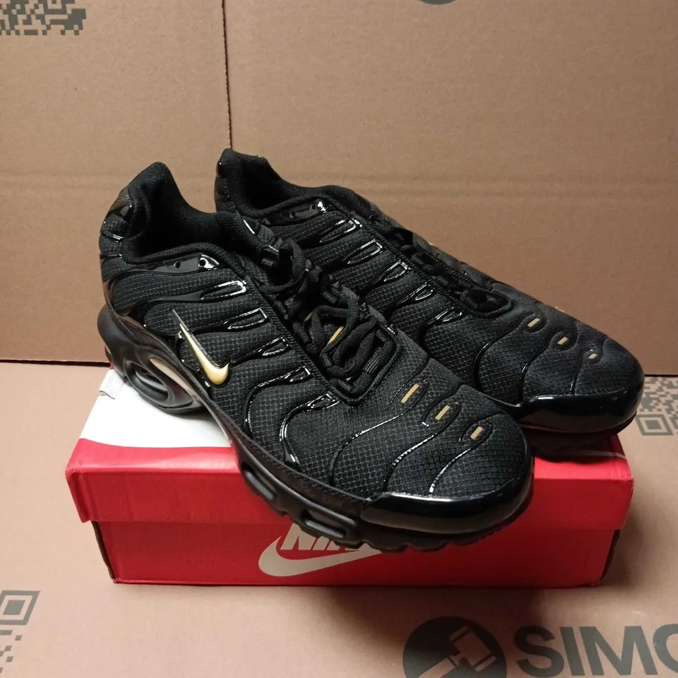BOXED PAIR OF NIKE AIR MAX PLUS TRAINERS IN BLACK - 11