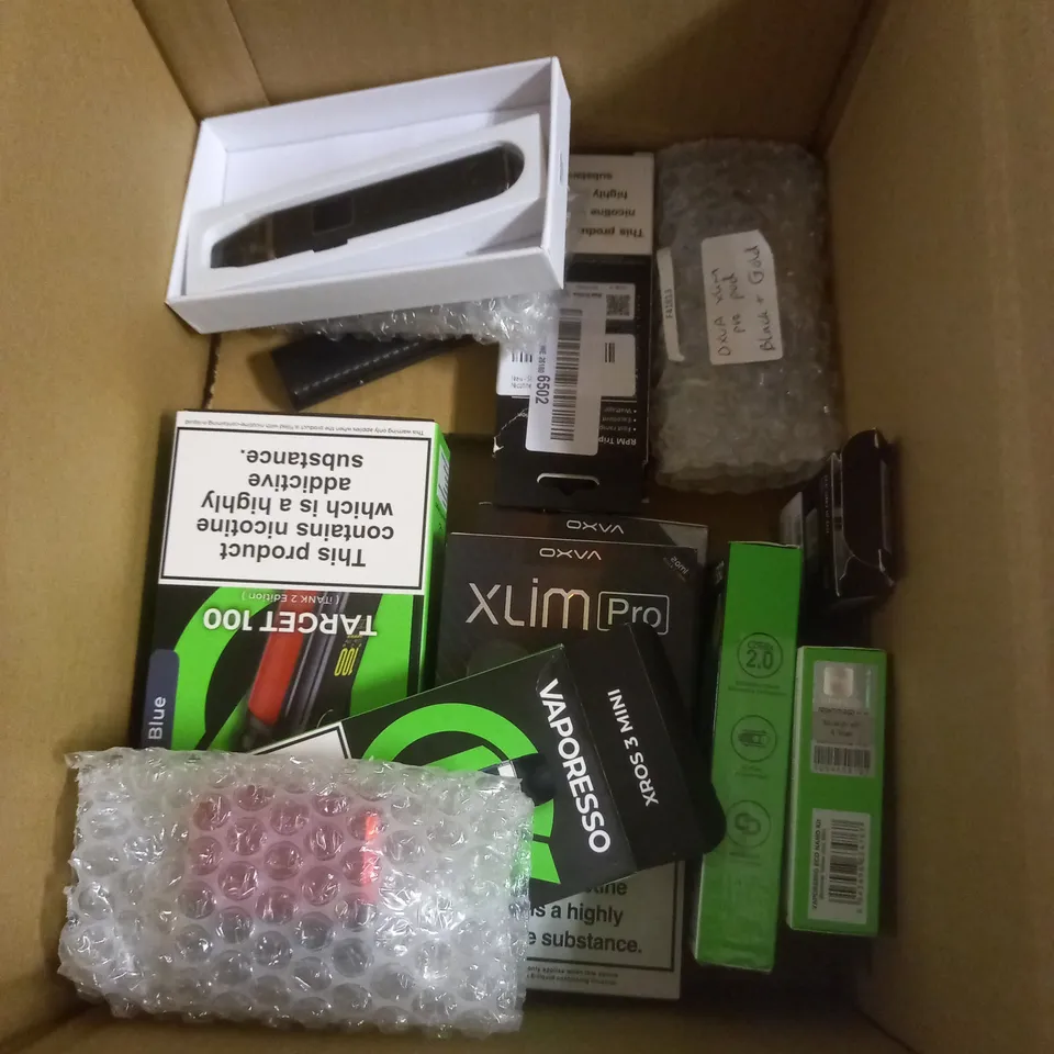 APPROXIMATELY 20 VAPES & E-CIGARETTES TO INCLUDE - VAPORESSO LUXE XR MAX - ASPIRE POCKEX KIT - INNOKIN GOZEE - ETC