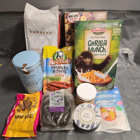 APPROXIMATELY 10 ASSORTED FOOD & DRINK ITEMS TO INCLUDE - CARTWRIGHT & BUTLER BISCUITS - GORILLA MUNCH CORN PUFFS - CANDY KITTENS WANDERLUST - ETC