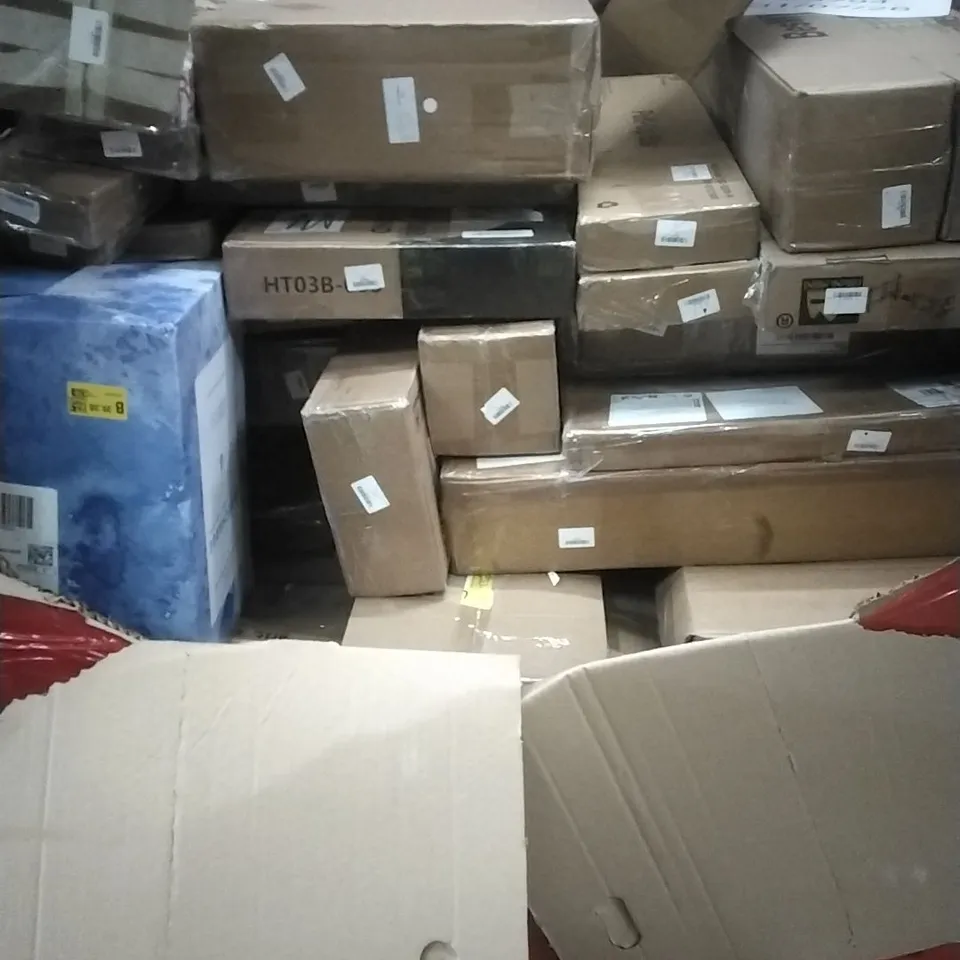 A PALLET CONTAINING ASSORTED HOUSEHOLD GOODS AND PRODUCTS TO INCLUDE; PORTABLE SOFT CRATE, SKATEBOARD, TV WALL MOUNT BOXED FURNITURE ETC