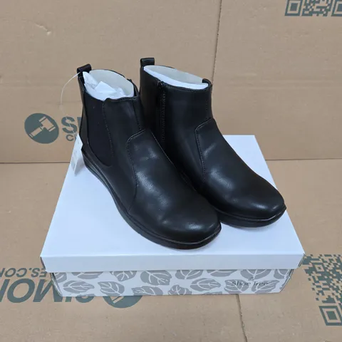 SHOE TREE COMFORT BRAMBLE BLACK PU ANKLE BOOTS, UK 4