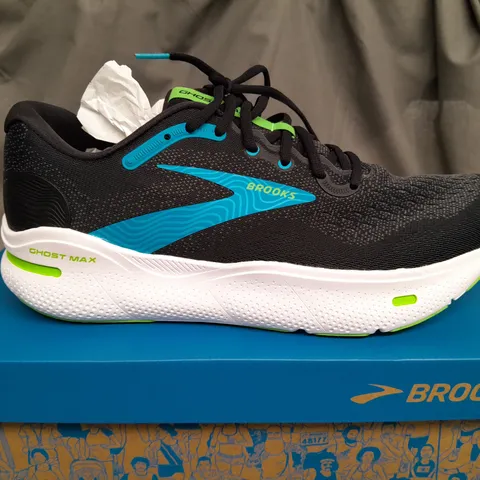 BOXED BROOKS GHOST MAX CUSHION TRAINERS - UK 12