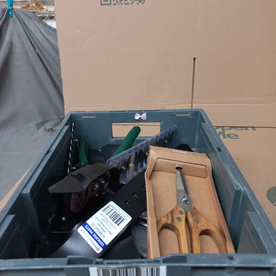 TOTE OF APPROXIMATELY 15 ASSORTED ITEMS TO INCLUDE ZARA HOME SCISSORS, GARDEN TOOL ETC