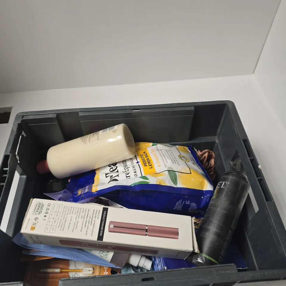 TOTE OF APPROXIMATELY 10 ASSORTED BEAUTY PRODUCTS INCLUDING CORDLESS HAIR STRAIGHTENER, MARIO BADESCU FACIAL SPRAY AND DR TEALS PURE EPSON SALT