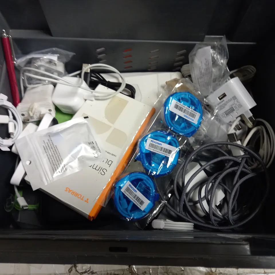 BOX OF APPROX 10 ITEMS INCLUDING ASSORTED PHONE POWER CABLES, CLEAR PHONE CASE AND UNIVERSAL PHONE STAND