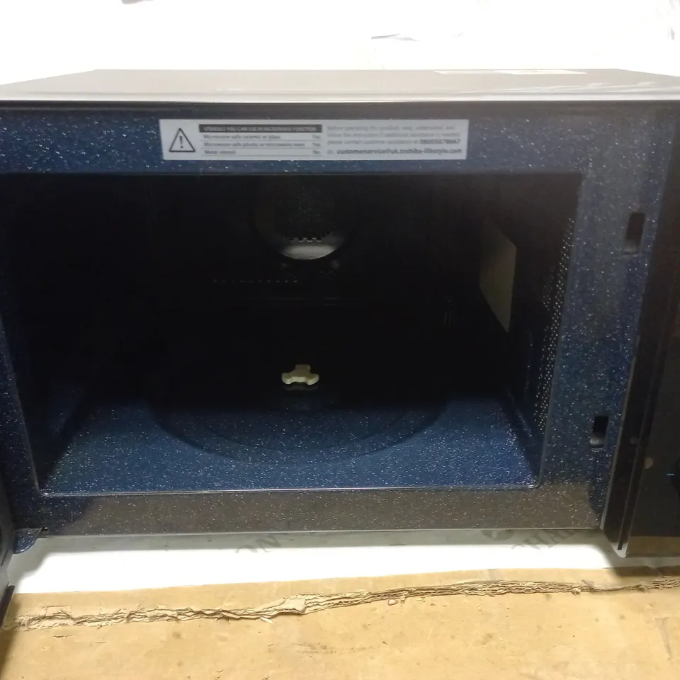 TOSHIBA 950W MICROWAVE OVEN