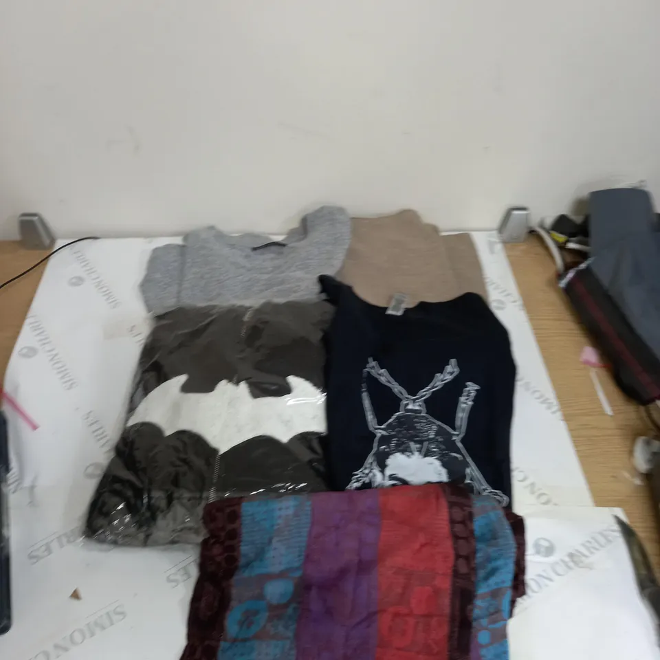BOX OF APPROXIMATELY 20 CLOTHING ITEMS TO INCLUDE TOPS, JACKETS, JUMOERS ETC 