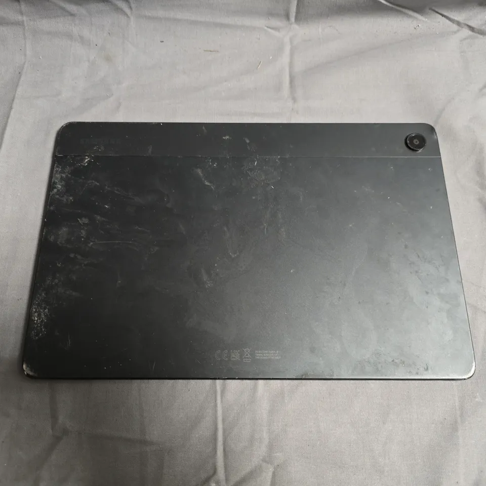 SAMSUNG TABLET DEVICE WITH CRACKED SCREEN - MODEL UNSPECIFIED 