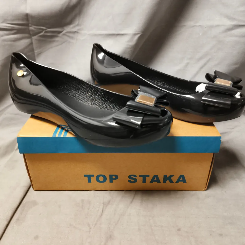 BOXED PAIR OF TOP STAKA SLIP-ON SHOES IN BLACK SIZE EU 38