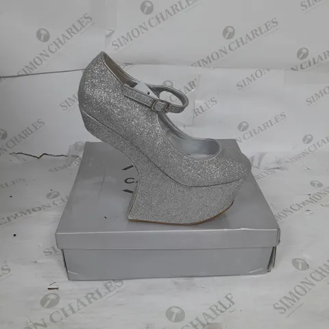 BOXED PAIR OF CASANDRA PLATFORM STRAP SHOE IN SILVER GLITTER SIZE 4