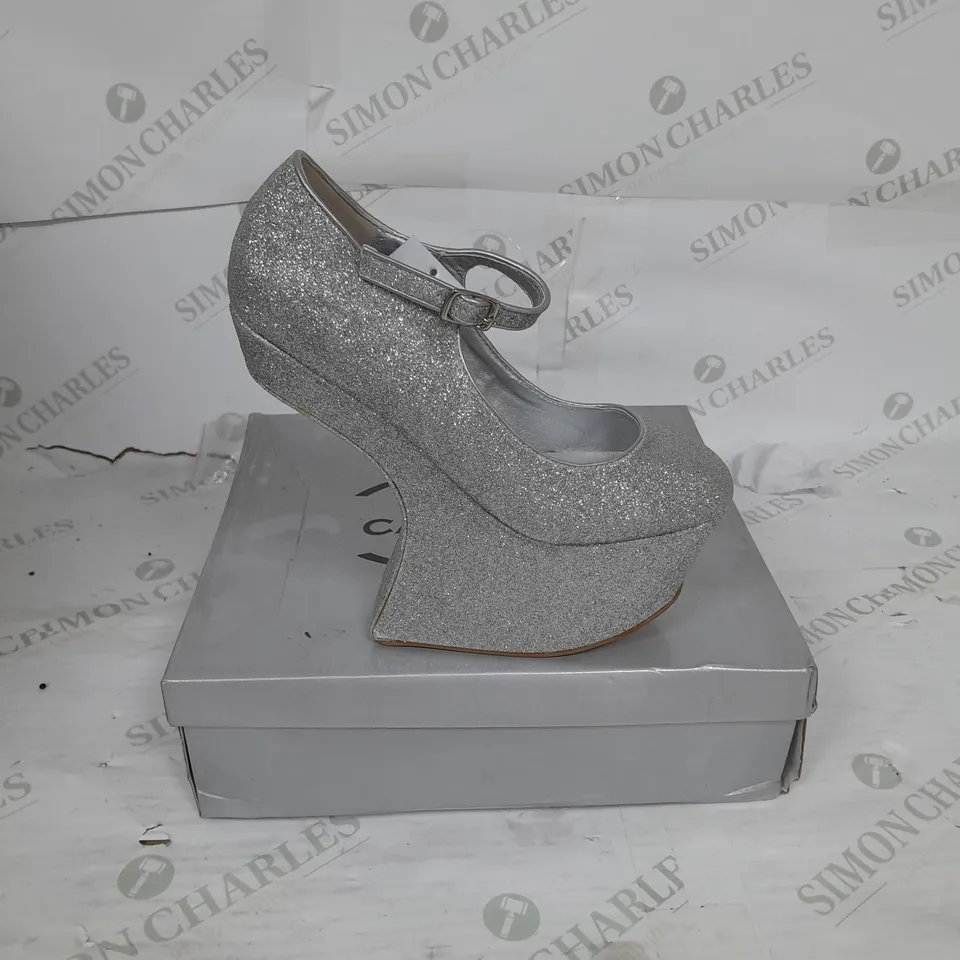 BOXED PAIR OF CASANDRA PLATFORM STRAP SHOE IN SILVER GLITTER SIZE 4