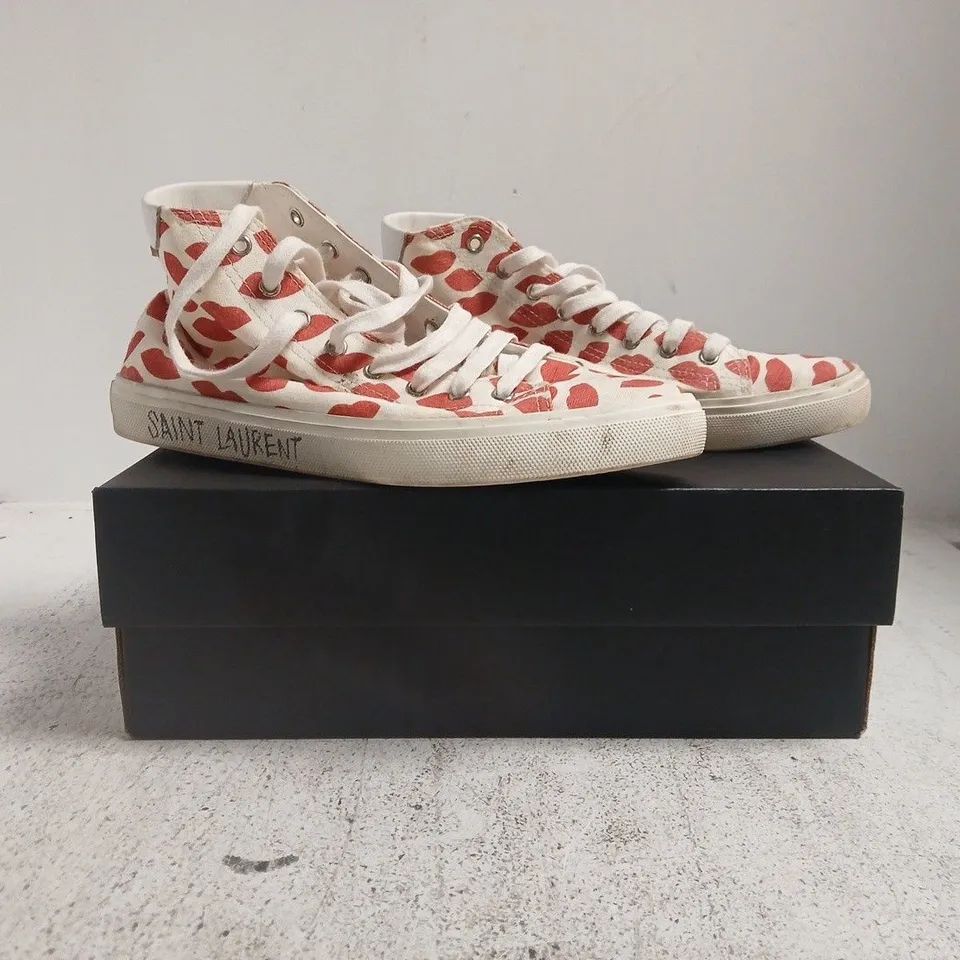 BOXED PAIR OF SAINT LAURENT MALIBY MID TOP SHOES IN WHITE/RED SIZE EU 39