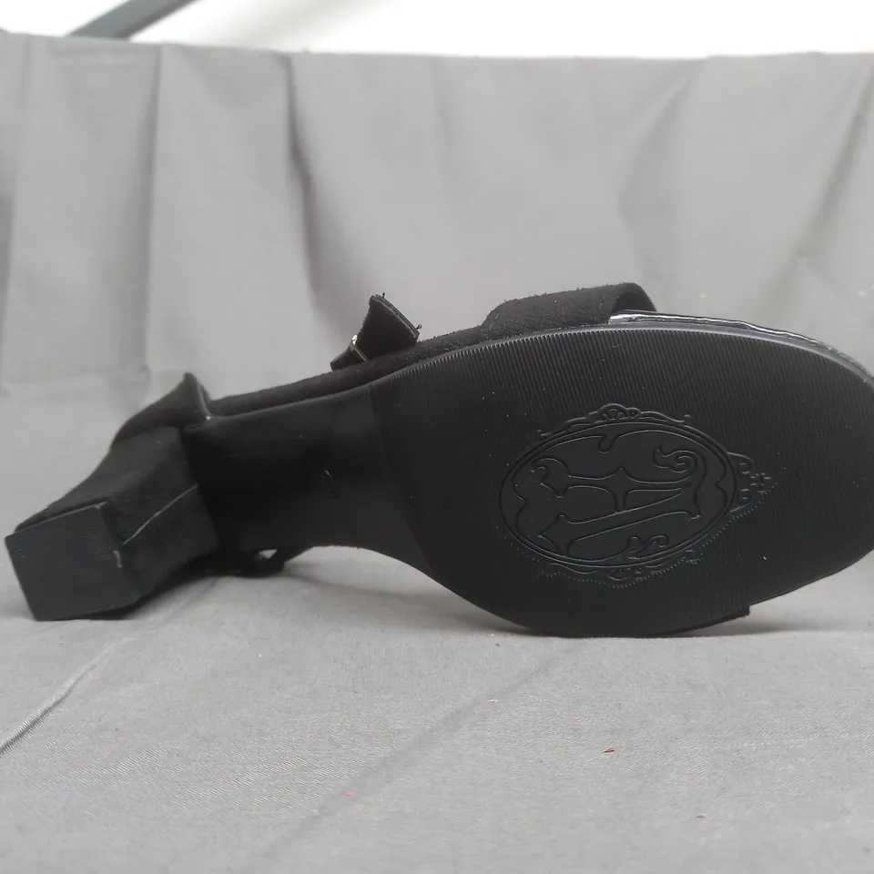 BOXED PAIR OF DESIGNER HEELS IN BLACK EU 40