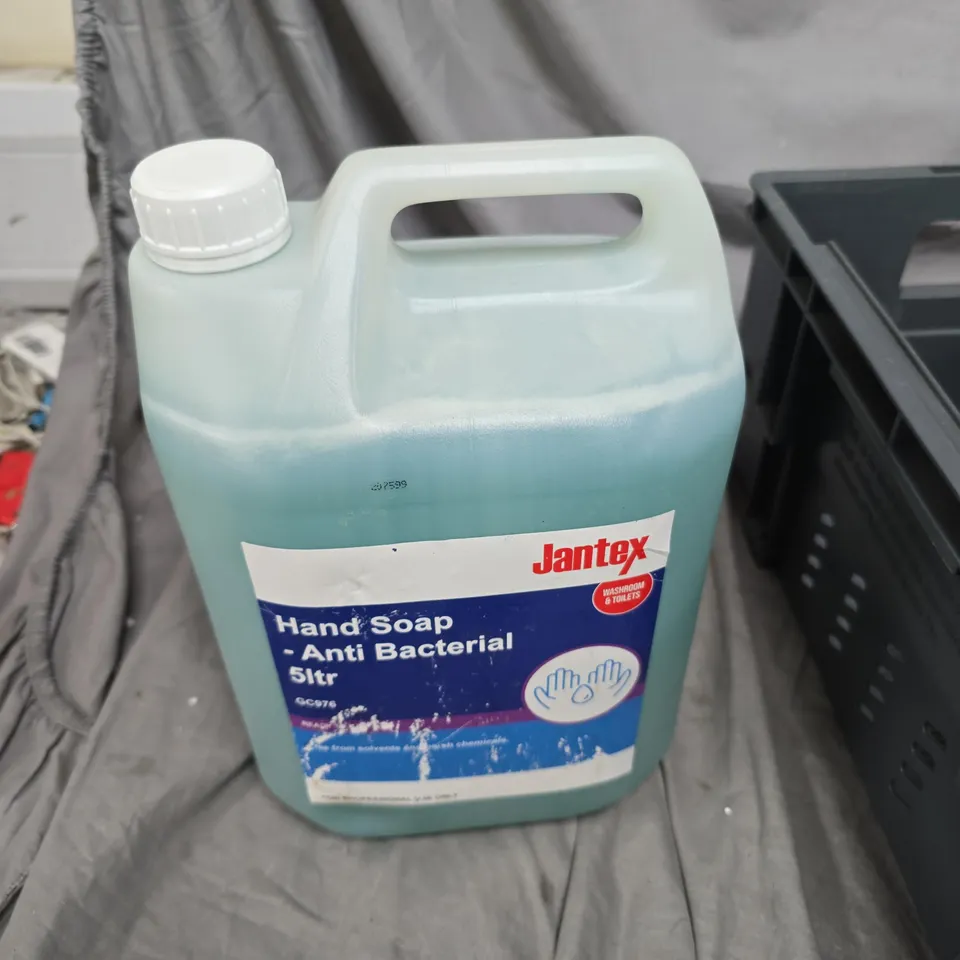 BOX OF APPROXIMATELY 5 ASSORTED LIQUID CLEANING ITEMS TO INCLUDE:COMFORT FABRIC CONDITIONER AND ANTI BAC HAND WASH